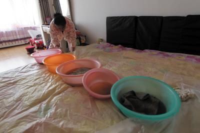 西吉楼上漏水，住户失联，小区没物管，业主维权难！律师来支招……
